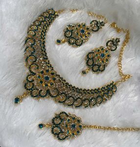 Elegant Emerald Jewelry Set
