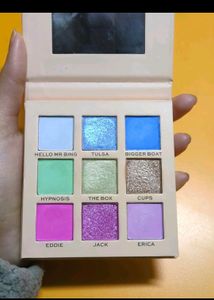 Makeup Revolution × FRIENDS Eyeshadow Palette!