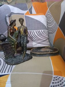 statue