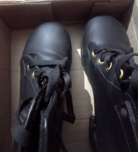 BOOTS 👠 FOR WOMEN ......