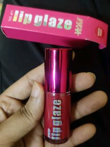 Nykaa Lipglaze Lip Oil - cherry custard