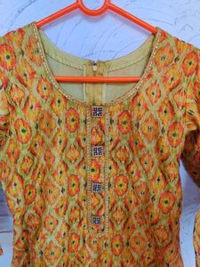 Rich Look Wooden Square Embellished Button Kurta