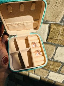 Cute bow earrings with a touch of sparkle ✨🤍