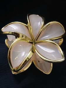 Flower hair clutcher