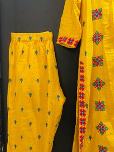 ⭐️Vibrant Yellow Embroidered Kurti Pant⭐️