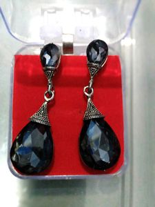 Elegant Black Teardrop Dangle Earrings