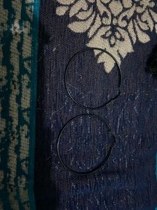 2 sets of earings and 1 eye shadow palette combo