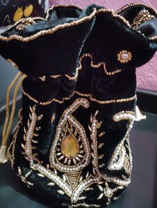 Black Colour Ka Purse Hai Shaadi Mein Jaane Wala P
