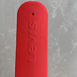 Levi&#39;s Slap on LCD Wrist Watch