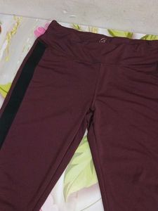 (1300)Burgundy &amp; Black Striped Leggings