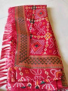 bandhni saare for women in red