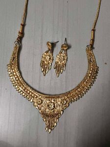 Elegant Gold Necklace Set With Free Earrings