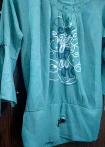 Title: Stylish &amp; Trendy Top for Sale – Great Condi