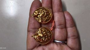 2 pare of Golden Earrings