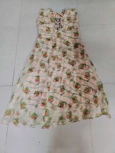 Women Kurta Pant Set With Embroidery