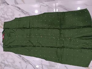 Sleevless green kurti