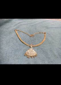 Gold Tone Necklace with Pendant