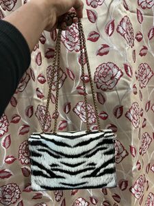 Double Chain Sling Bag 🤍🖤