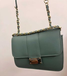 Chic Chain Detail Crossbody Bag