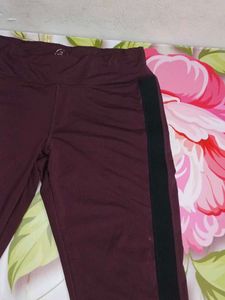 (1300)Burgundy &amp; Black Striped Leggings