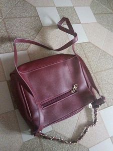 MAROON WITH GOLDEN BORDERED SLING BAG!!!! ❤️