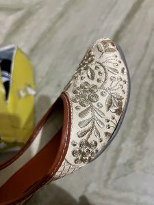 Cream coloured Jutti