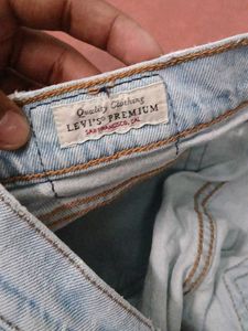Levi&#39;s Off White Straight Fit Jeans .