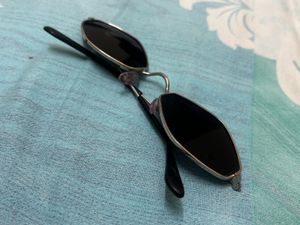 BLACK SUNGLASSES (1-2 times used only)