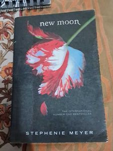 New Moon by Stephenie Meyer