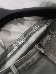 GREY JEANS