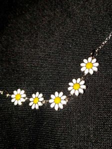 white flower chain 💮