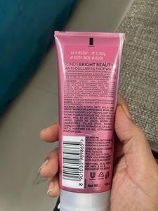 Pond&#39;s Bright Beauty Facewash