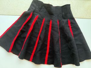Chic Black &amp; Red Pleated Skirt