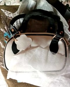 $$$tylish Cream &amp; Black Bag (Clean&amp;Classy)