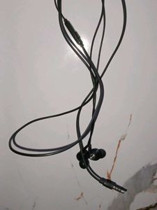 Black Wired Earbuds