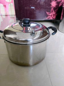 Idli Maker,Slight Bend In Lid Bt Still Usable