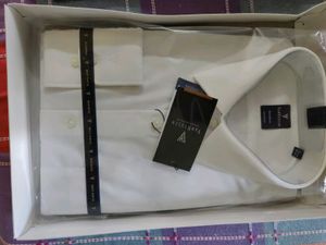 Van Heusen Men Shirt, New With Tag, 42&#34;