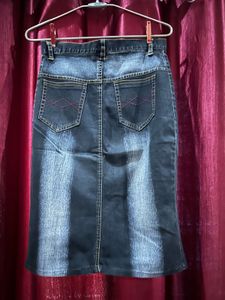 Denim Skirt w threadwork n triple button closure