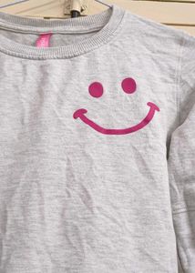 Cute Smiley Sweatshirt🩶🤍