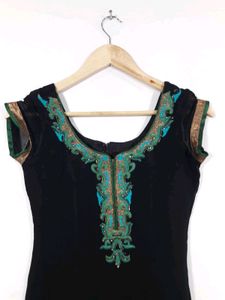 Women Black &amp; Green Embroidery Selwar Set