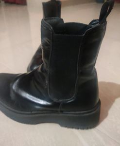 Levi&#39;s Chelsea Black Leather Boots