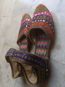 Beautiful JAIPURI JUTTI