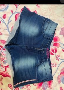 Side stripe detail shorts