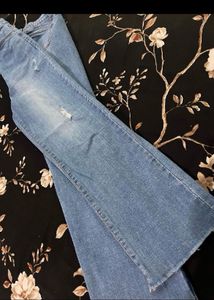 Lightly Washed Distressed Blue Jeans!!😍