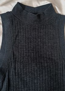 Forever 21 Turtle Neck Sleeveless Crop Top | Size