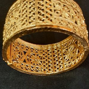 City Gold Hinged Bangle/Bracelets