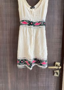 White Sleeveless one pis