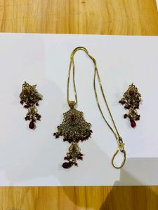 Free Pendant Set With Elegant Top