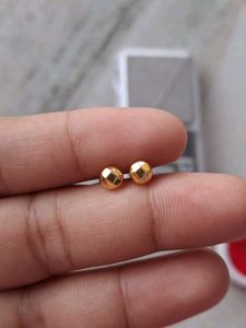 Beautiful New Dimond Cut Studs
