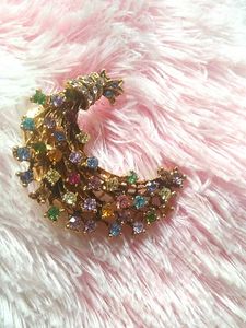 Very Preety Sari Pin With Colourful Stone.